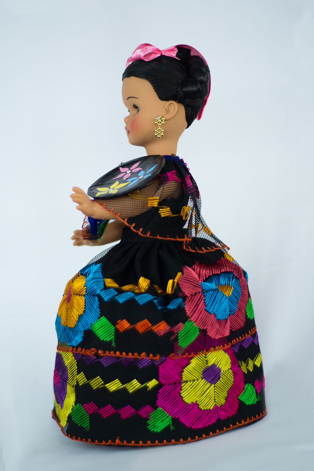 Eulalia Colecciones- Muñeca Mexicana Modelo Chiapas. Pieza de Colección de 34 cm. Hecho a Mano. Traje negro de flores de colores bordadas en hilo de seda, con charola y accesorios varios colores. 