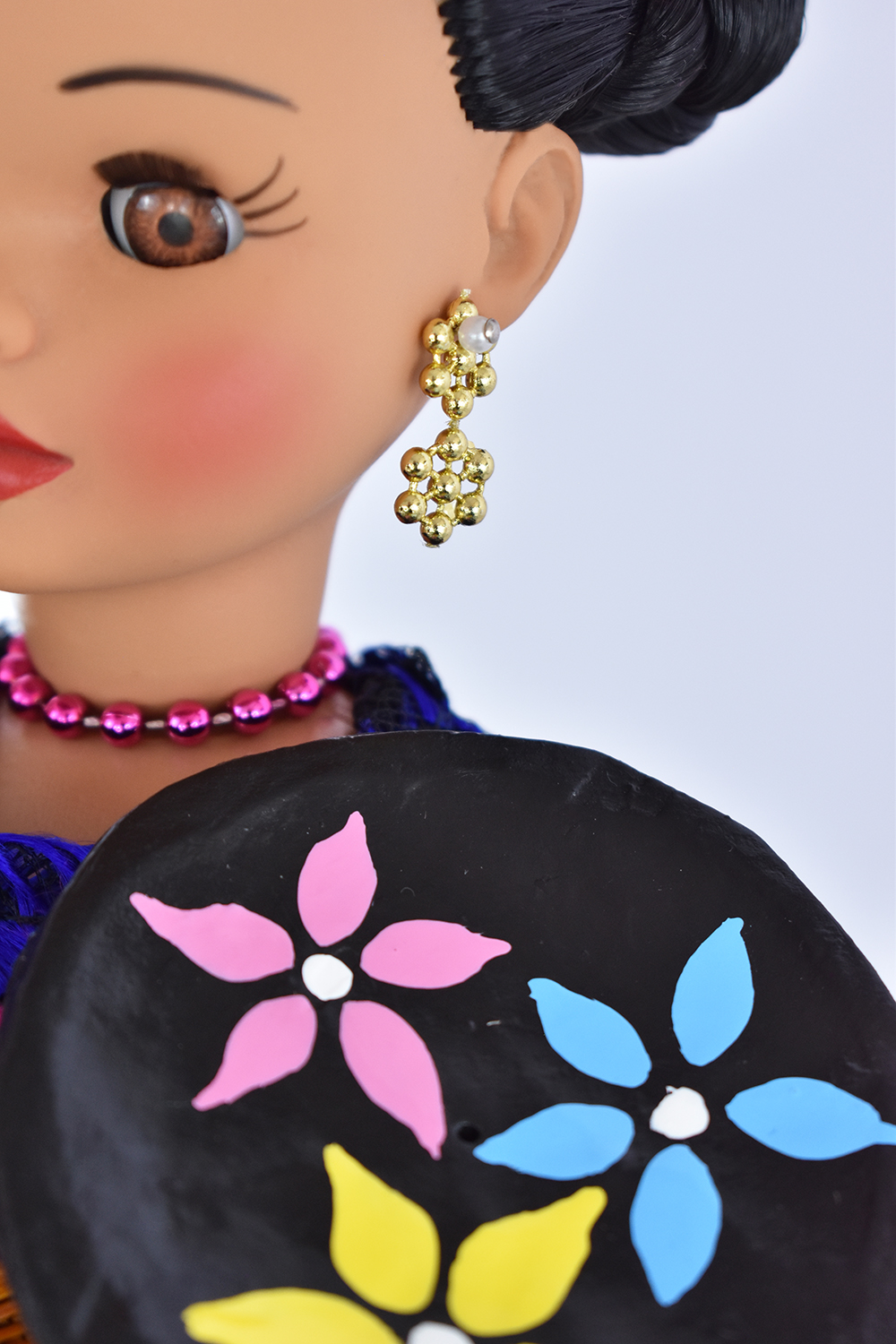 Eulalia Colecciones- Muñeca Mexicana Modelo Chiapas. Pieza de Colección de 34 cm. Hecho a Mano. Traje negro de flores de colores bordadas en hilo de seda, con charola y accesorios varios colores. 
