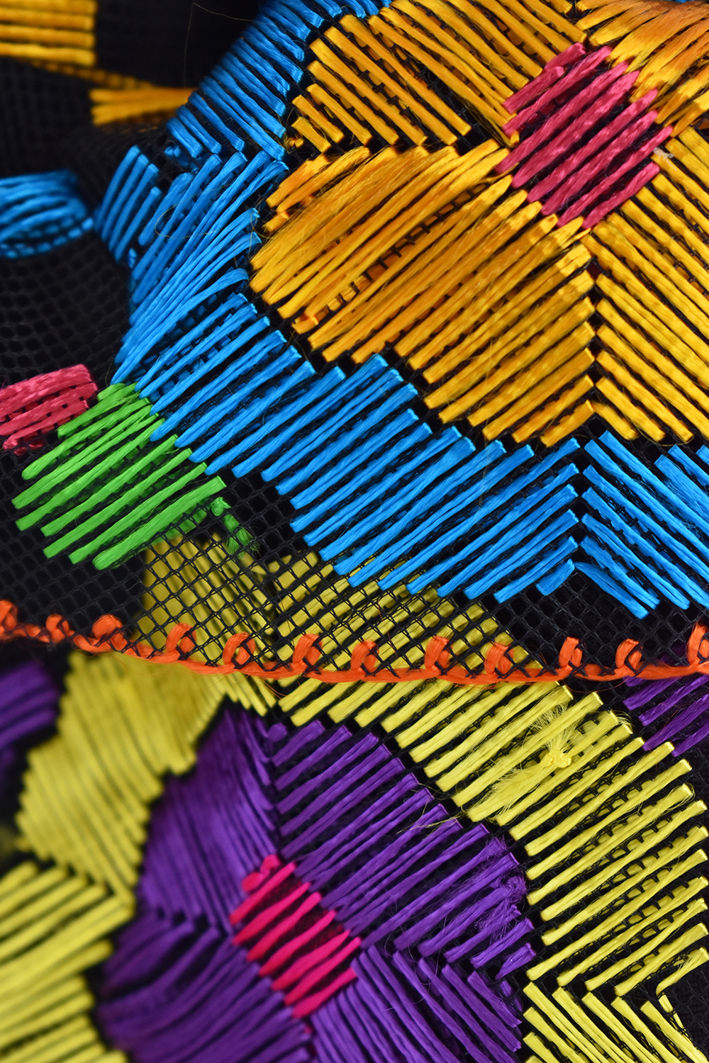 Eulalia Colecciones- Muñeca Mexicana Modelo Chiapas. Pieza de Colección de 34 cm. Hecho a Mano. Traje negro de flores de colores bordadas en hilo de seda, con charola y accesorios varios colores. 