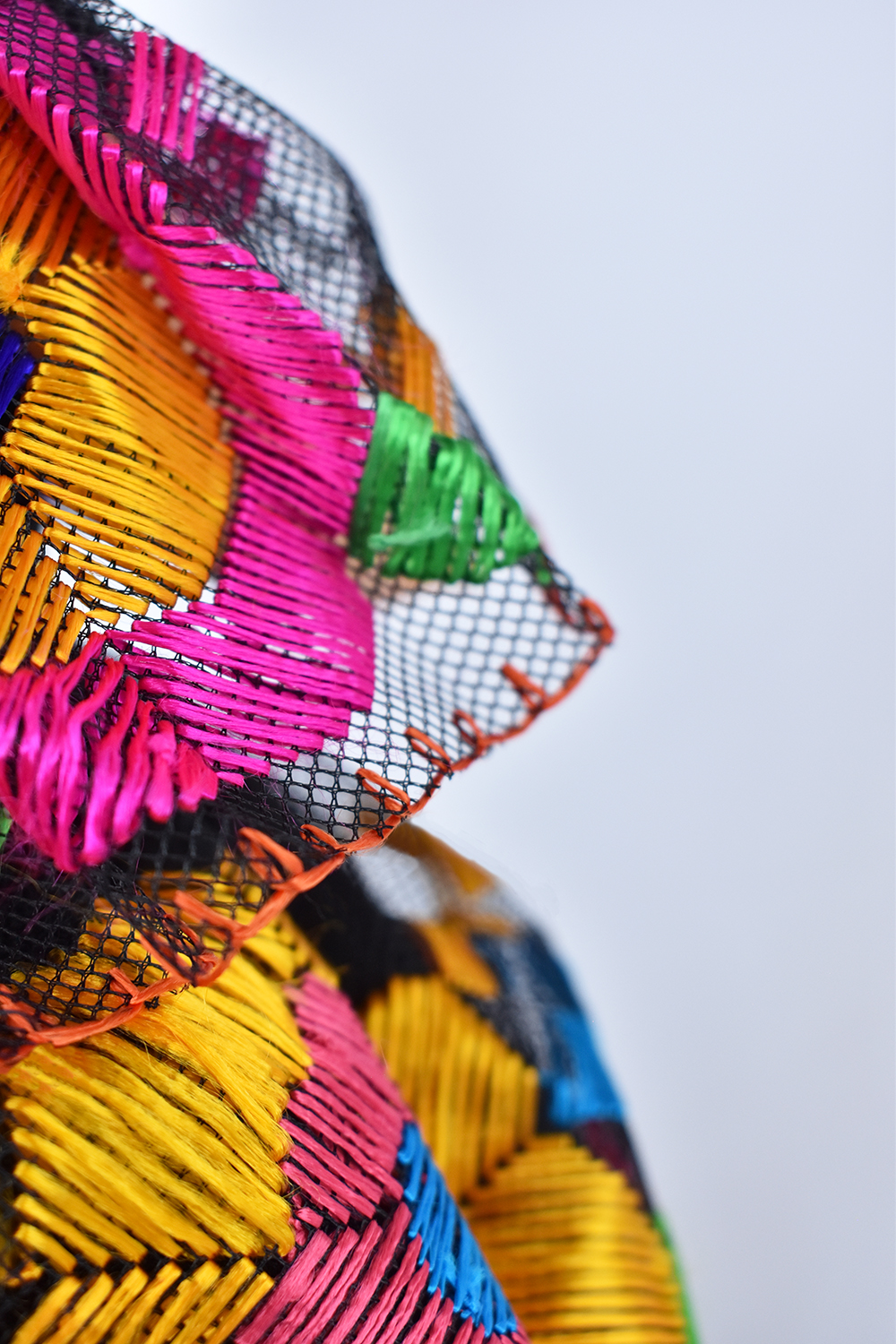 Eulalia Colecciones- Muñeca Mexicana Modelo Chiapas. Pieza de Colección de 34 cm. Hecho a Mano. Traje negro de flores de colores bordadas en hilo de seda, con charola y accesorios varios colores. 