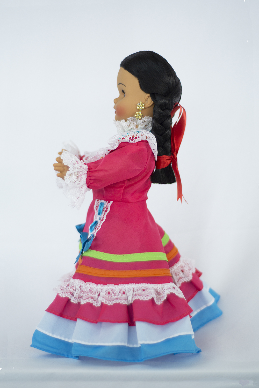 Eulalia Colecciones- Muñeca Mexicana Modelo Jalisco. Pieza de Colección de 34 cm. Hecha a Mano. En vestido rosa con encajes, detalles coloridos de listones y accesorios.