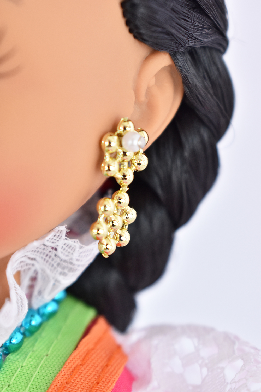 Eulalia Colecciones- Muñeca Mexicana Modelo Jalisco. Pieza de Colección de 34 cm. Hecha a Mano. En vestido rosa con encajes, detalles coloridos de listones y accesorios.