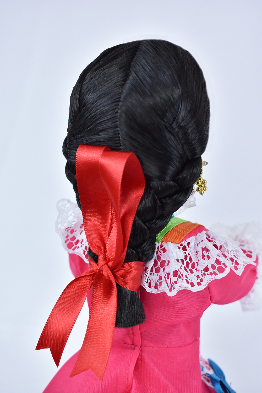 Eulalia Colecciones- Muñeca Mexicana Modelo Jalisco. Pieza de Colección de 34 cm. Hecha a Mano. En vestido rosa con encajes, detalles coloridos de listones y accesorios.