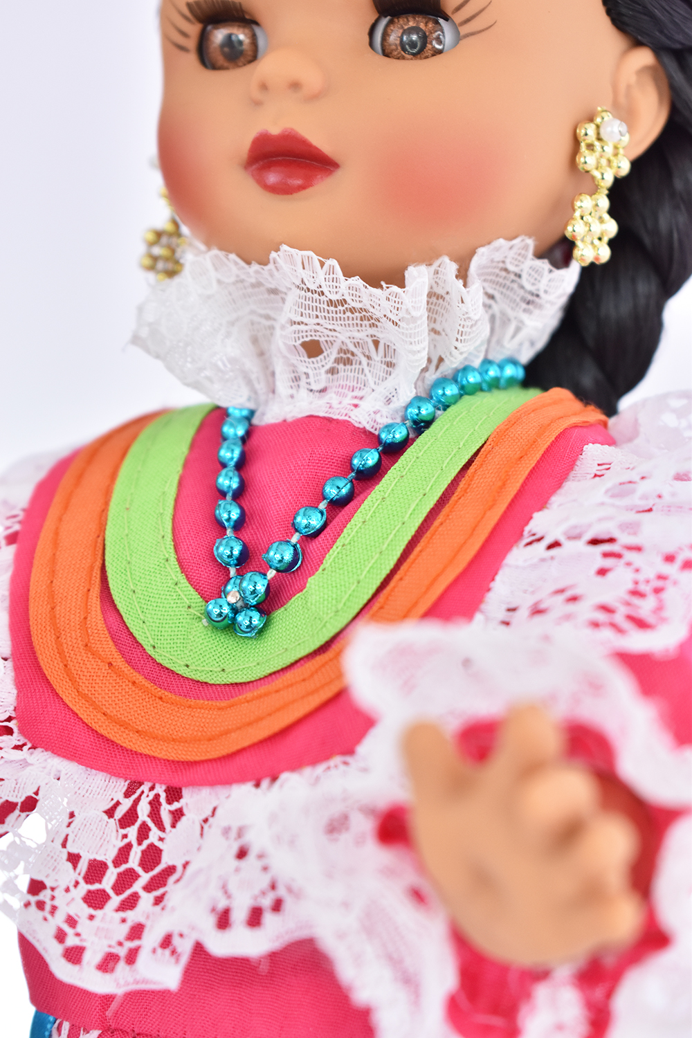 Eulalia Colecciones- Muñeca Mexicana Modelo Jalisco. Pieza de Colección de 34 cm. Hecha a Mano. En vestido rosa con encajes, detalles coloridos de listones y accesorios.