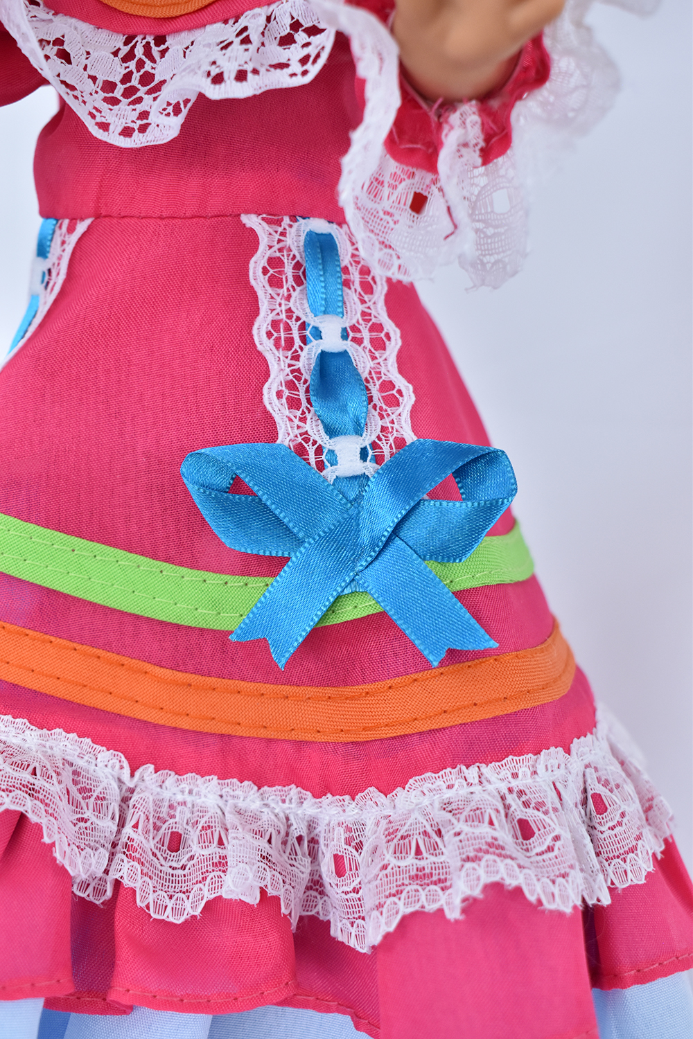 Eulalia Colecciones- Muñeca Mexicana Modelo Jalisco. Pieza de Colección de 34 cm. Hecha a Mano. En vestido rosa con encajes, detalles coloridos de listones y accesorios.