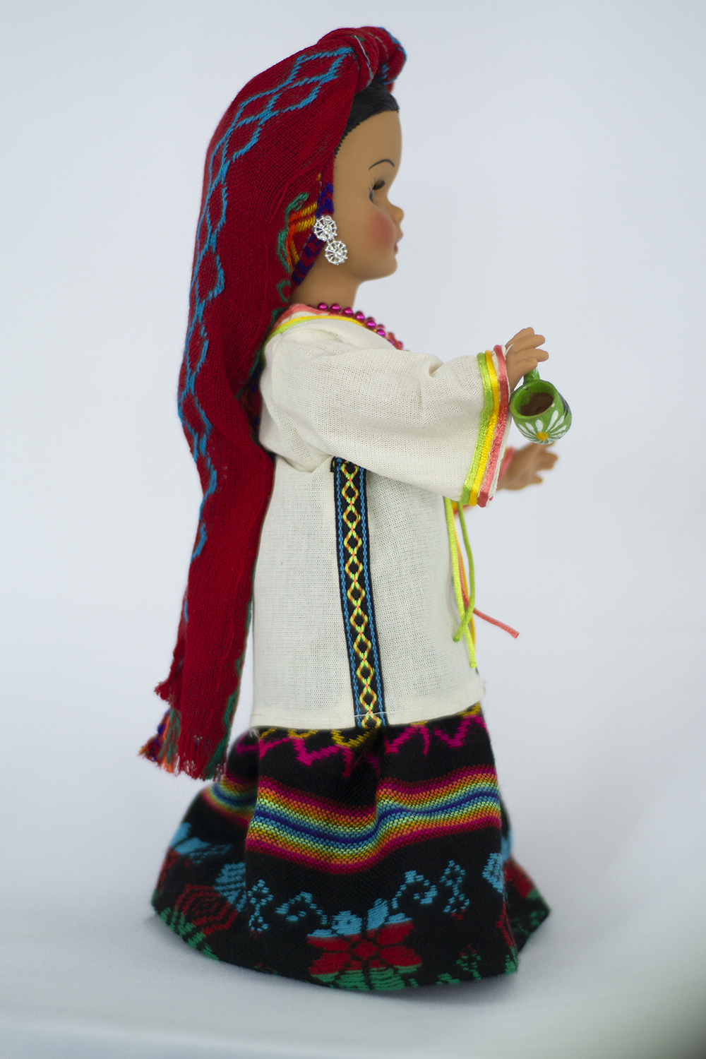 Eulalia Colecciones- Muñeca Mexicana Modelo Mixteca Oaxaqueña. Pieza de Colección de 34 cm. Hecha a Mano. Porta accesorio de barro, variedad de colores en detalles y accesorios.