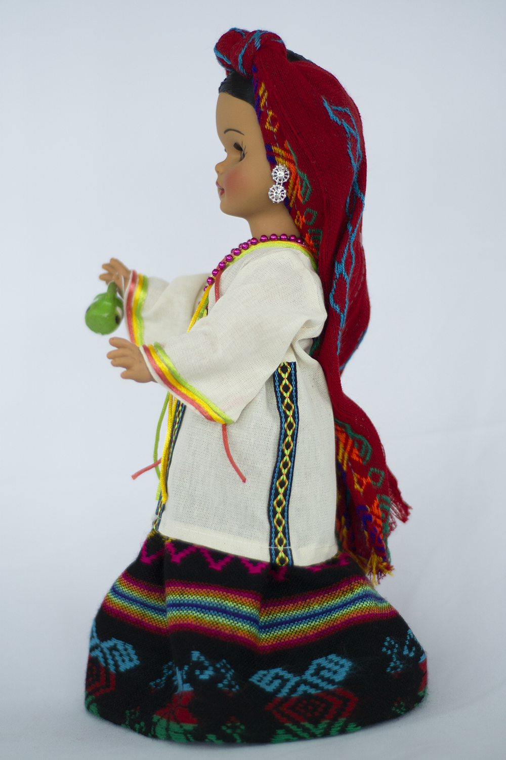 Eulalia Colecciones- Muñeca Mexicana Modelo Mixteca Oaxaqueña. Pieza de Colección de 34 cm. Hecha a Mano. Porta accesorio de barro, variedad de colores en detalles y accesorios.