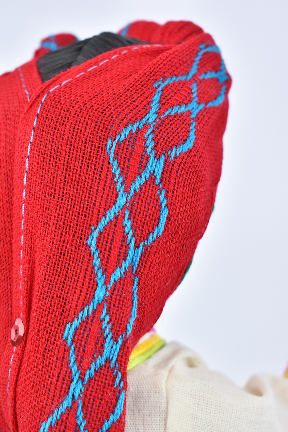 Eulalia Colecciones- Muñeca Mexicana Modelo Mixteca Oaxaqueña. Pieza de Colección de 34 cm. Hecha a Mano. Porta accesorio de barro, variedad de colores en detalles y accesorios.