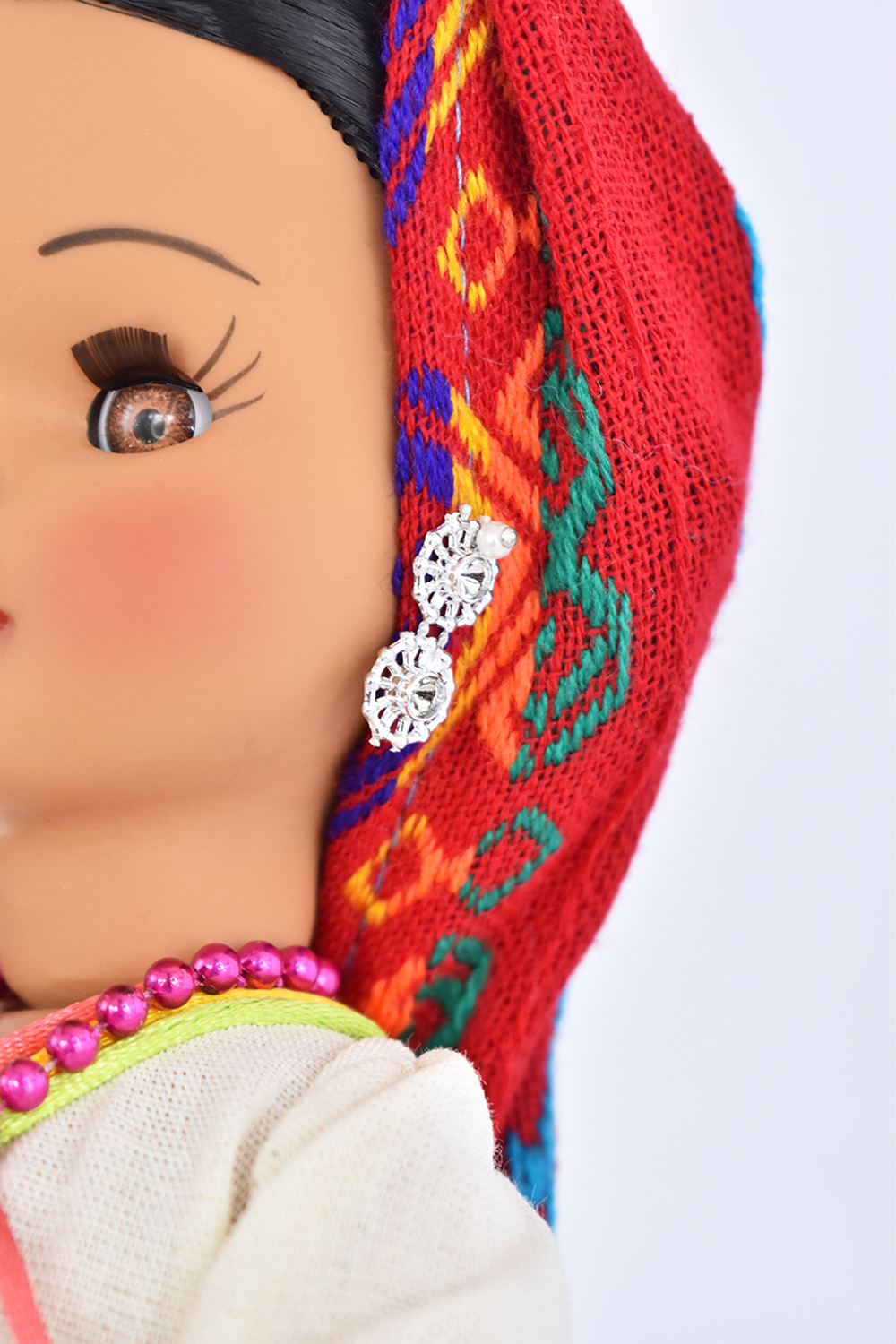 Eulalia Colecciones- Muñeca Mexicana Modelo Mixteca Oaxaqueña. Pieza de Colección de 34 cm. Hecha a Mano. Porta accesorio de barro, variedad de colores en detalles y accesorios.