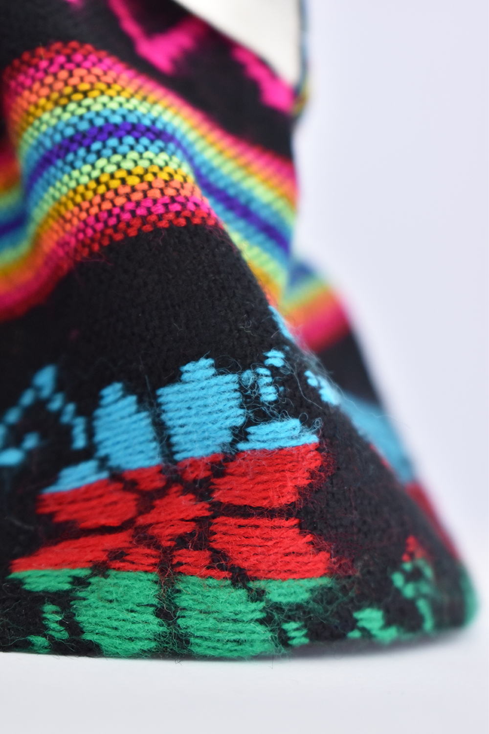 Eulalia Colecciones- Muñeca Mexicana Modelo Mixteca Oaxaqueña. Pieza de Colección de 34 cm. Hecha a Mano. Porta accesorio de barro, variedad de colores en detalles y accesorios.