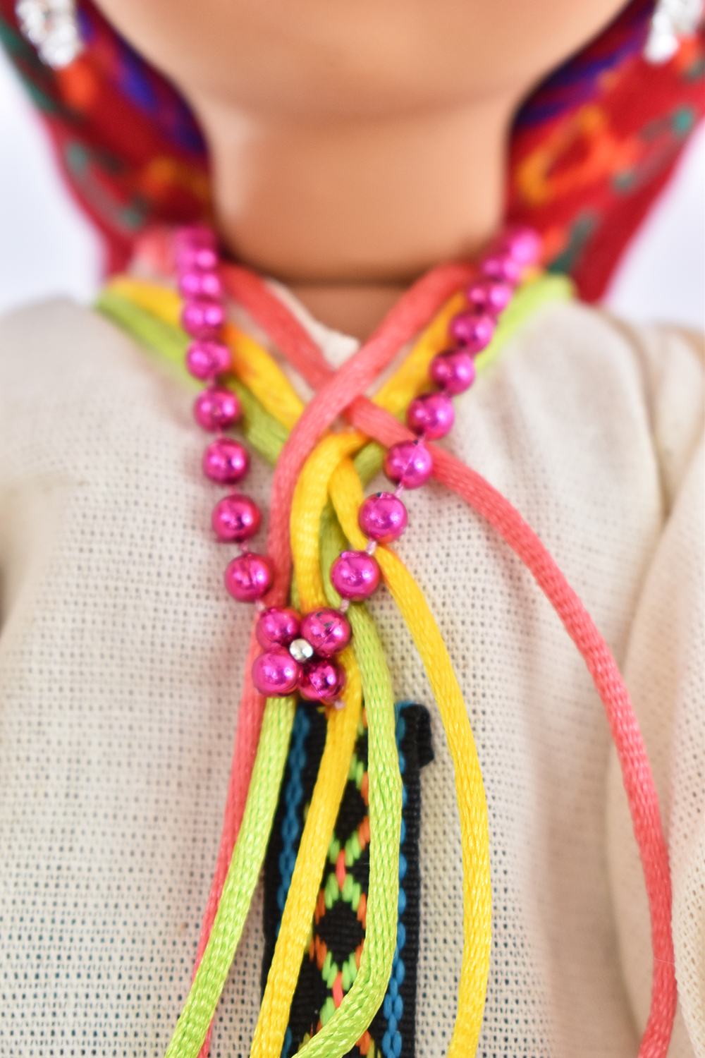 Eulalia Colecciones- Muñeca Mexicana Modelo Mixteca Oaxaqueña. Pieza de Colección de 34 cm. Hecha a Mano. Porta accesorio de barro, variedad de colores en detalles y accesorios.