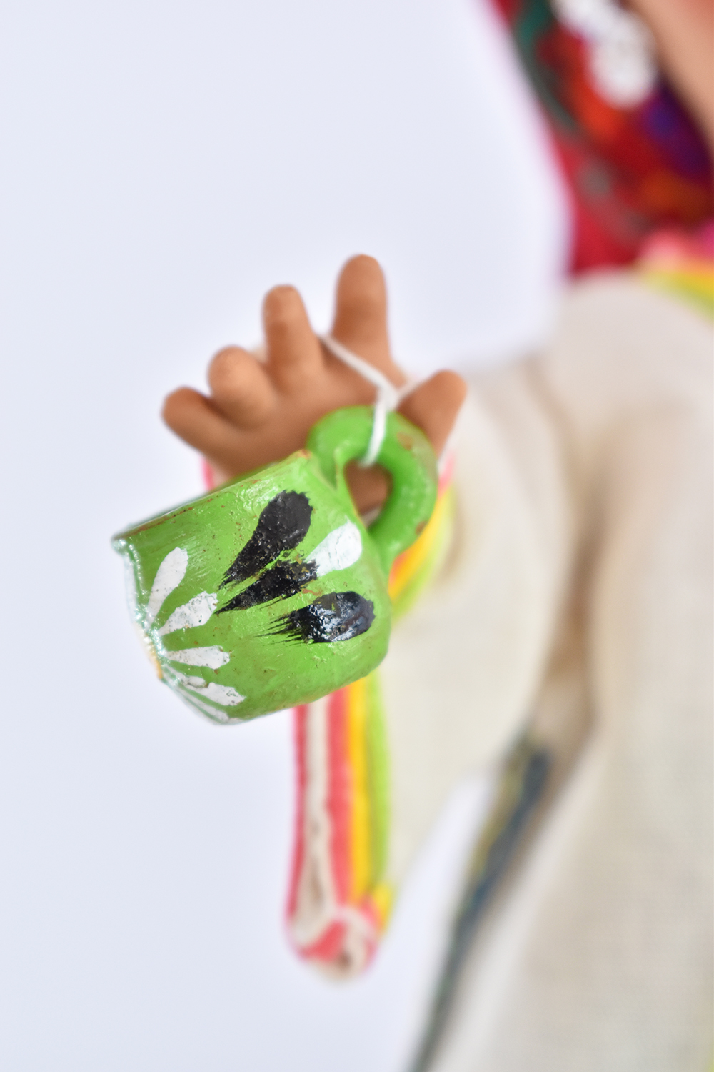 Eulalia Colecciones- Muñeca Mexicana Modelo Mixteca Oaxaqueña. Pieza de Colección de 34 cm. Hecha a Mano. Porta accesorio de barro, variedad de colores en detalles y accesorios.