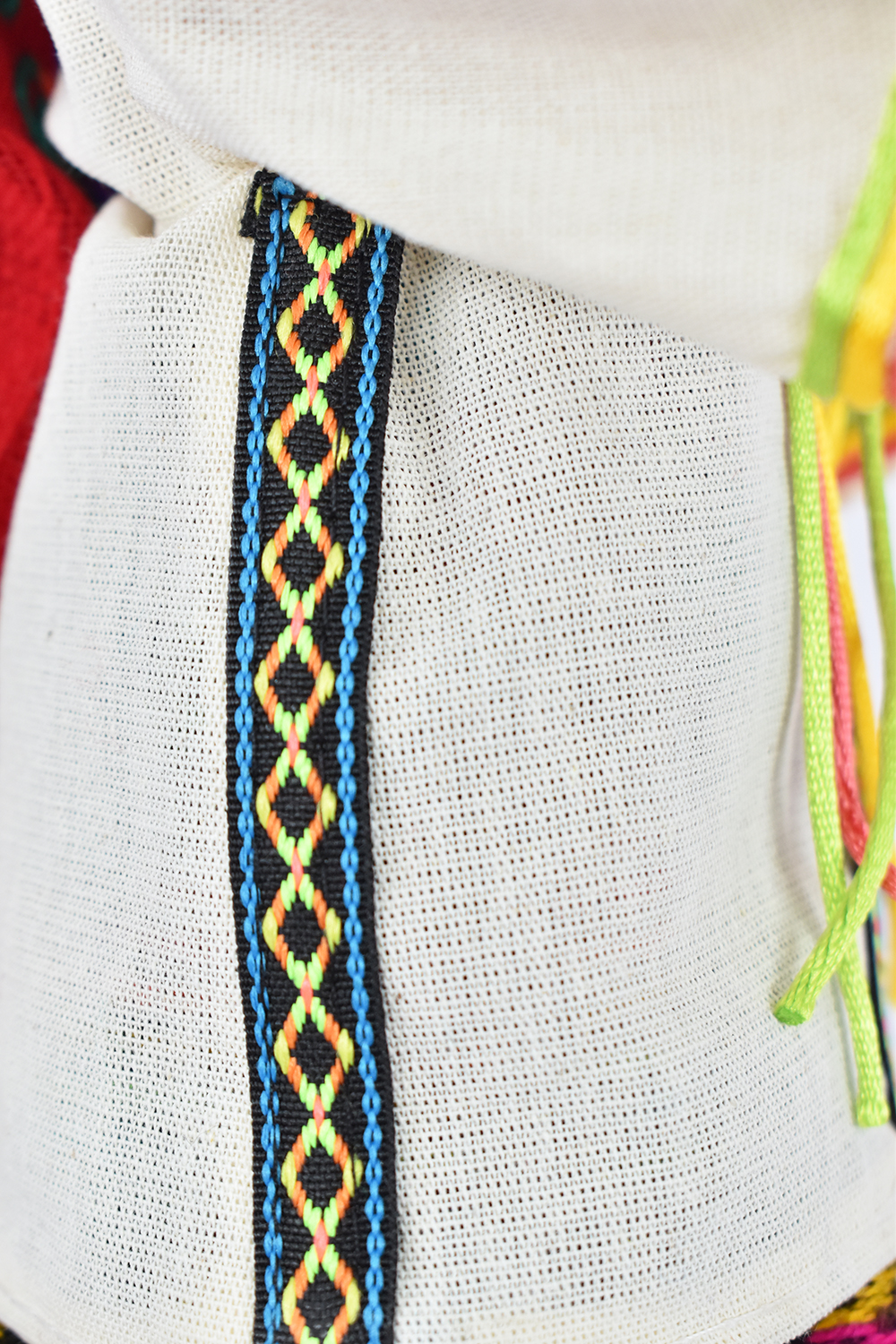 Eulalia Colecciones- Muñeca Mexicana Modelo Mixteca Oaxaqueña. Pieza de Colección de 34 cm. Hecha a Mano. Porta accesorio de barro, variedad de colores en detalles y accesorios.