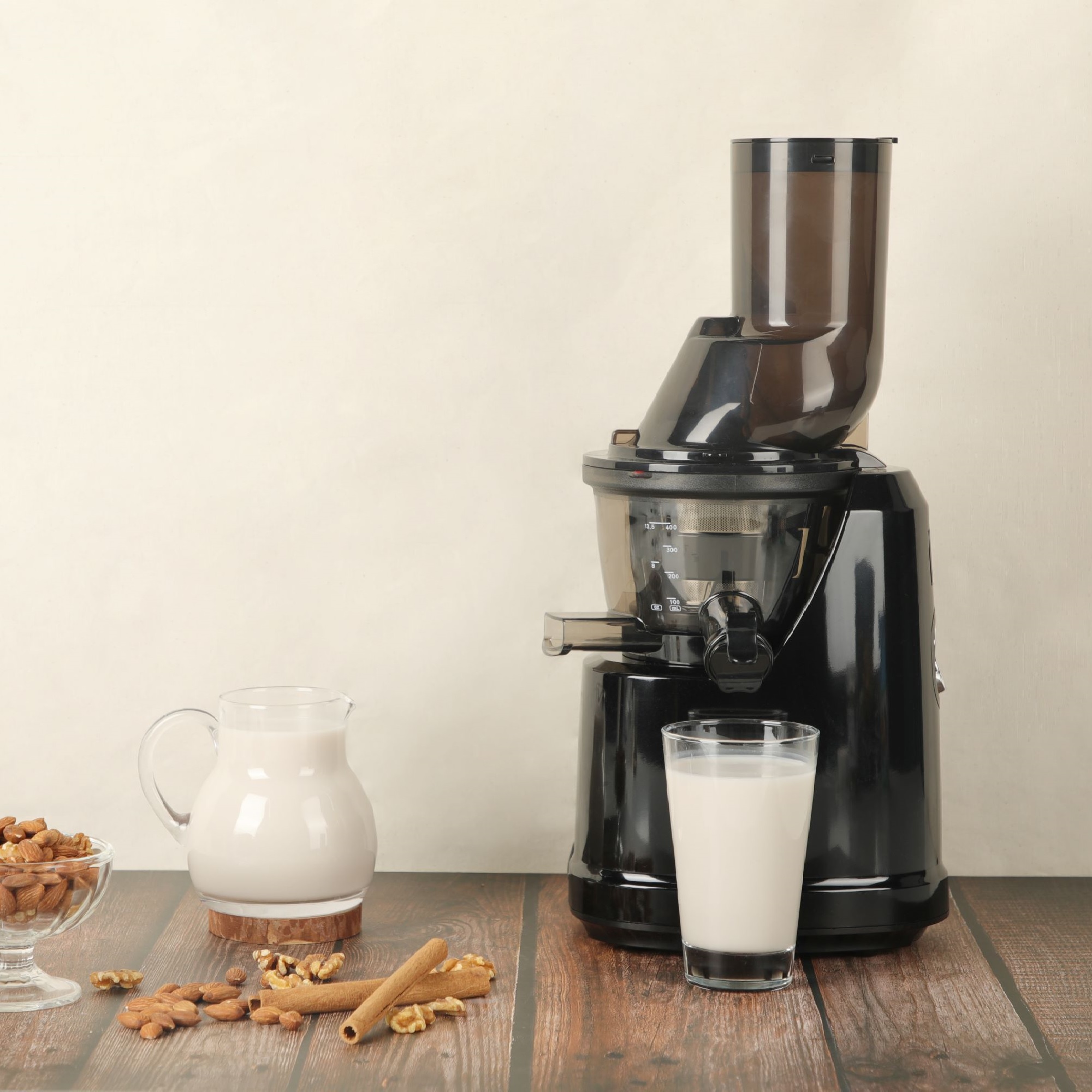 Extractor de jugos Kuvings de prensado en frío B1700 black