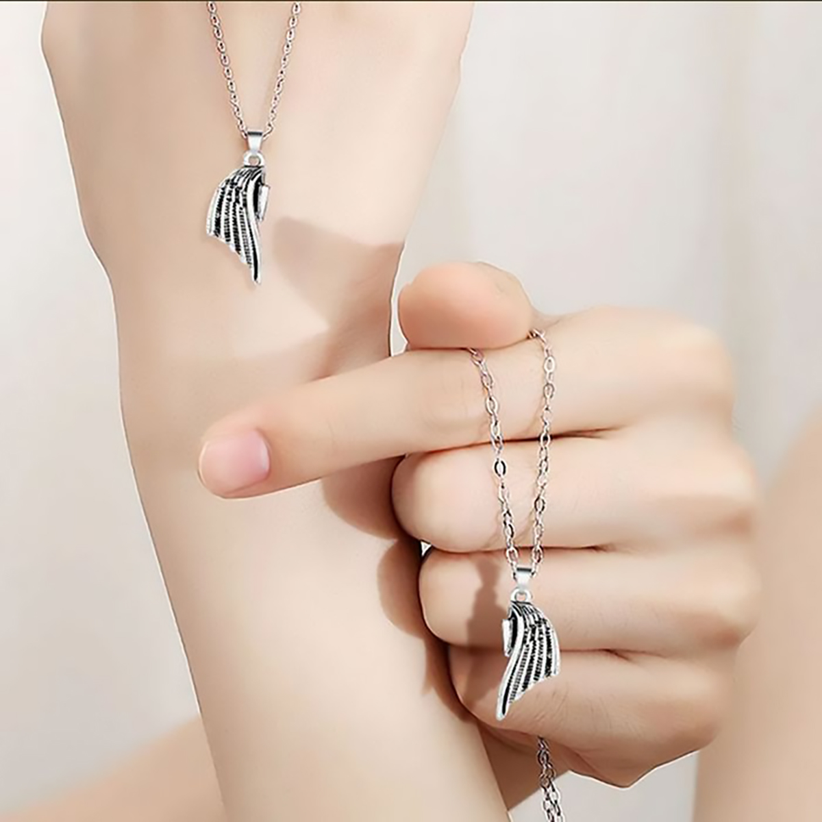 Collares para Parejas con Colgante Alas de Angel y Demonio. Collar magnetico iman. Regalo Amor y Amistad