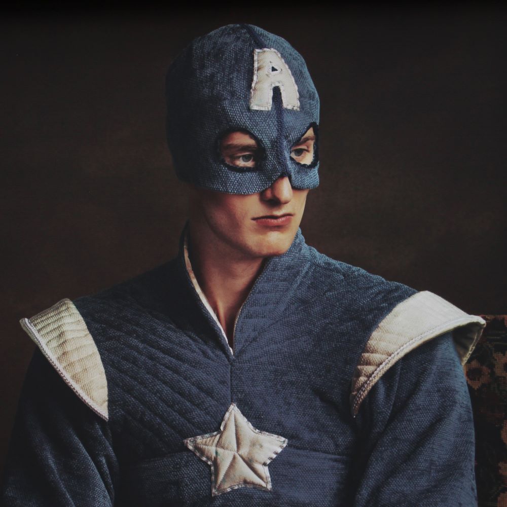 Cuadro de Capitan America en tela con marco dorado 