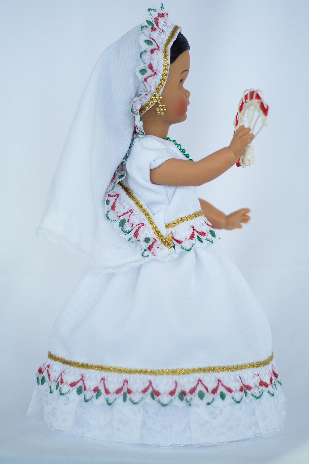 Eulalia Colecciones- Muñeca Mexicana Modelo Colima. Muñecas Típicas Mexicanas, México en bonitas muñecas, pieza de colección de 34 cm. Vestido Blanco con abanico de mimbre, accesorios varios colores.