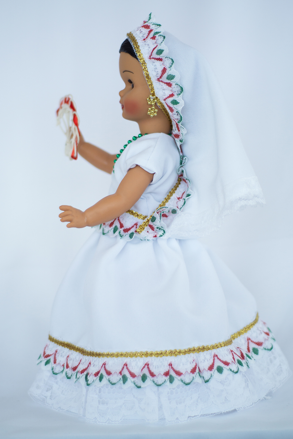 Eulalia Colecciones- Muñeca Mexicana Modelo Colima. Muñecas Típicas Mexicanas, México en bonitas muñecas, pieza de colección de 34 cm. Vestido Blanco con abanico de mimbre, accesorios varios colores.
