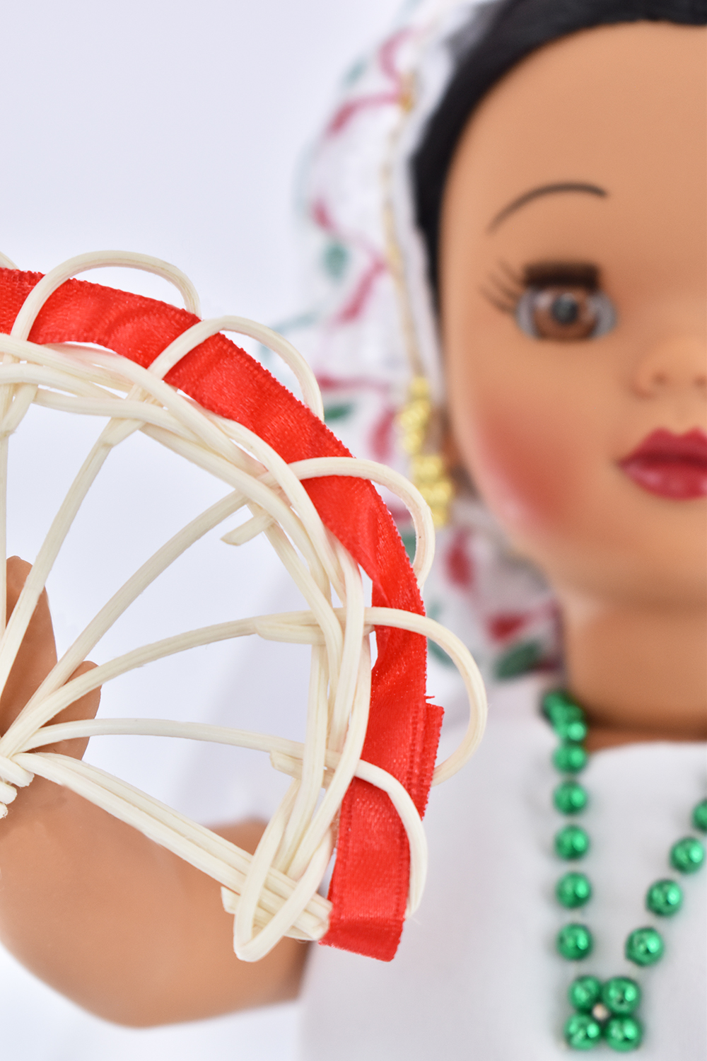 Eulalia Colecciones- Muñeca Mexicana Modelo Colima. Muñecas Típicas Mexicanas, México en bonitas muñecas, pieza de colección de 34 cm. Vestido Blanco con abanico de mimbre, accesorios varios colores.