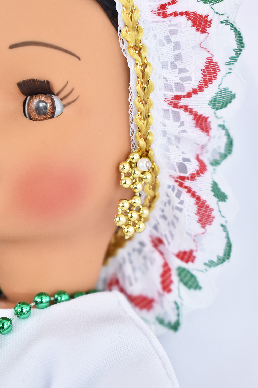 Eulalia Colecciones- Muñeca Mexicana Modelo Colima. Muñecas Típicas Mexicanas, México en bonitas muñecas, pieza de colección de 34 cm. Vestido Blanco con abanico de mimbre, accesorios varios colores.