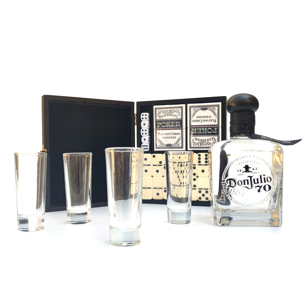 Don Julio 70 con estuche de Juego de cartas, dominó y vasos tequileros