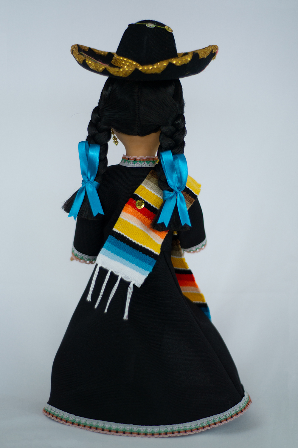 Eulalia Colecciones- Muñeca Mexicana Modelo Guanajuato. Muñecas Típicas Mexicanas, México en bonitas muñecas, pieza de colección de 37 cm. Color negro con encaje de colores claros, sombrero y sarape, accesorios varios colores.