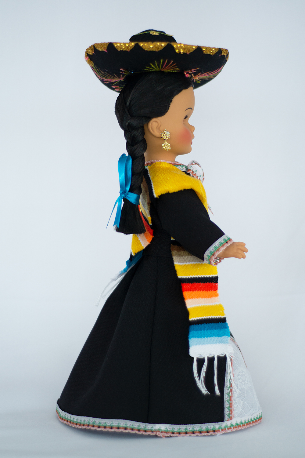 Eulalia Colecciones- Muñeca Mexicana Modelo Guanajuato. Muñecas Típicas Mexicanas, México en bonitas muñecas, pieza de colección de 37 cm. Color negro con encaje de colores claros, sombrero y sarape, accesorios varios colores.