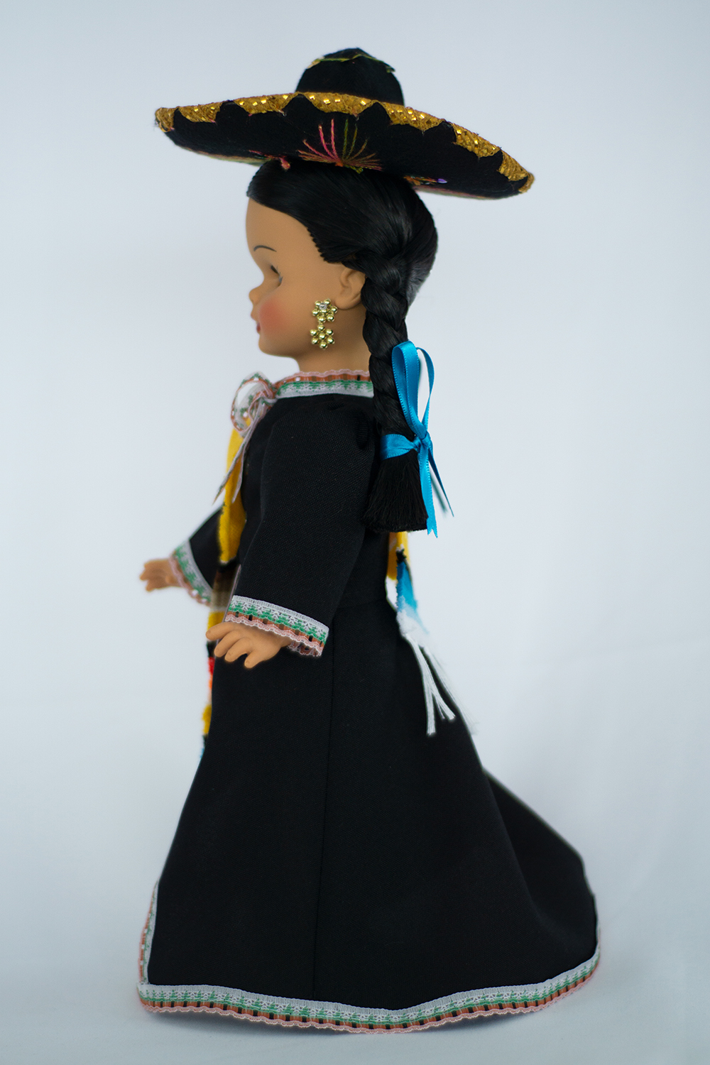Eulalia Colecciones- Muñeca Mexicana Modelo Guanajuato. Muñecas Típicas Mexicanas, México en bonitas muñecas, pieza de colección de 37 cm. Color negro con encaje de colores claros, sombrero y sarape, accesorios varios colores.