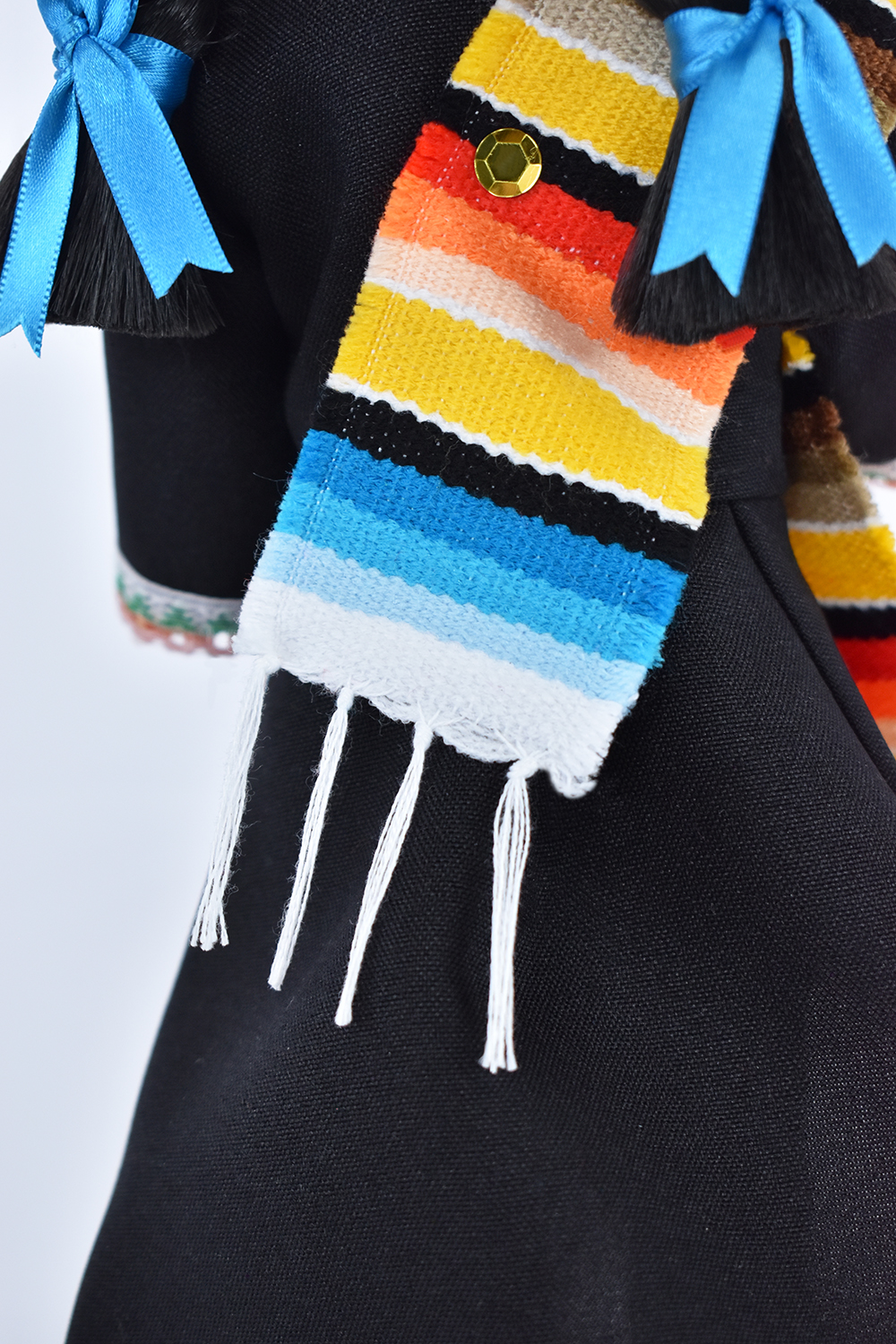 Eulalia Colecciones- Muñeca Mexicana Modelo Guanajuato. Muñecas Típicas Mexicanas, México en bonitas muñecas, pieza de colección de 37 cm. Color negro con encaje de colores claros, sombrero y sarape, accesorios varios colores.