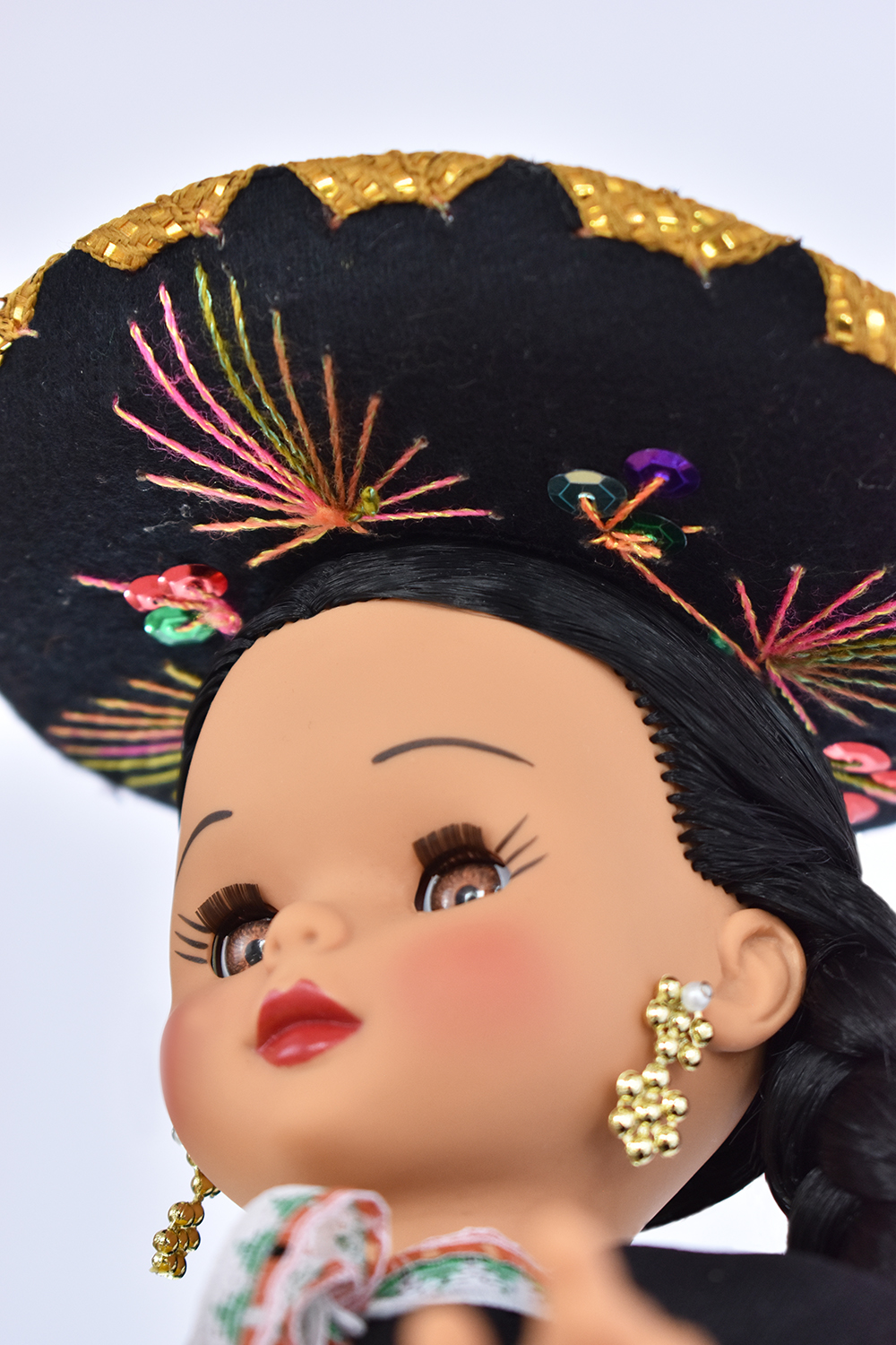 Eulalia Colecciones- Muñeca Mexicana Modelo Guanajuato. Muñecas Típicas Mexicanas, México en bonitas muñecas, pieza de colección de 37 cm. Color negro con encaje de colores claros, sombrero y sarape, accesorios varios colores.