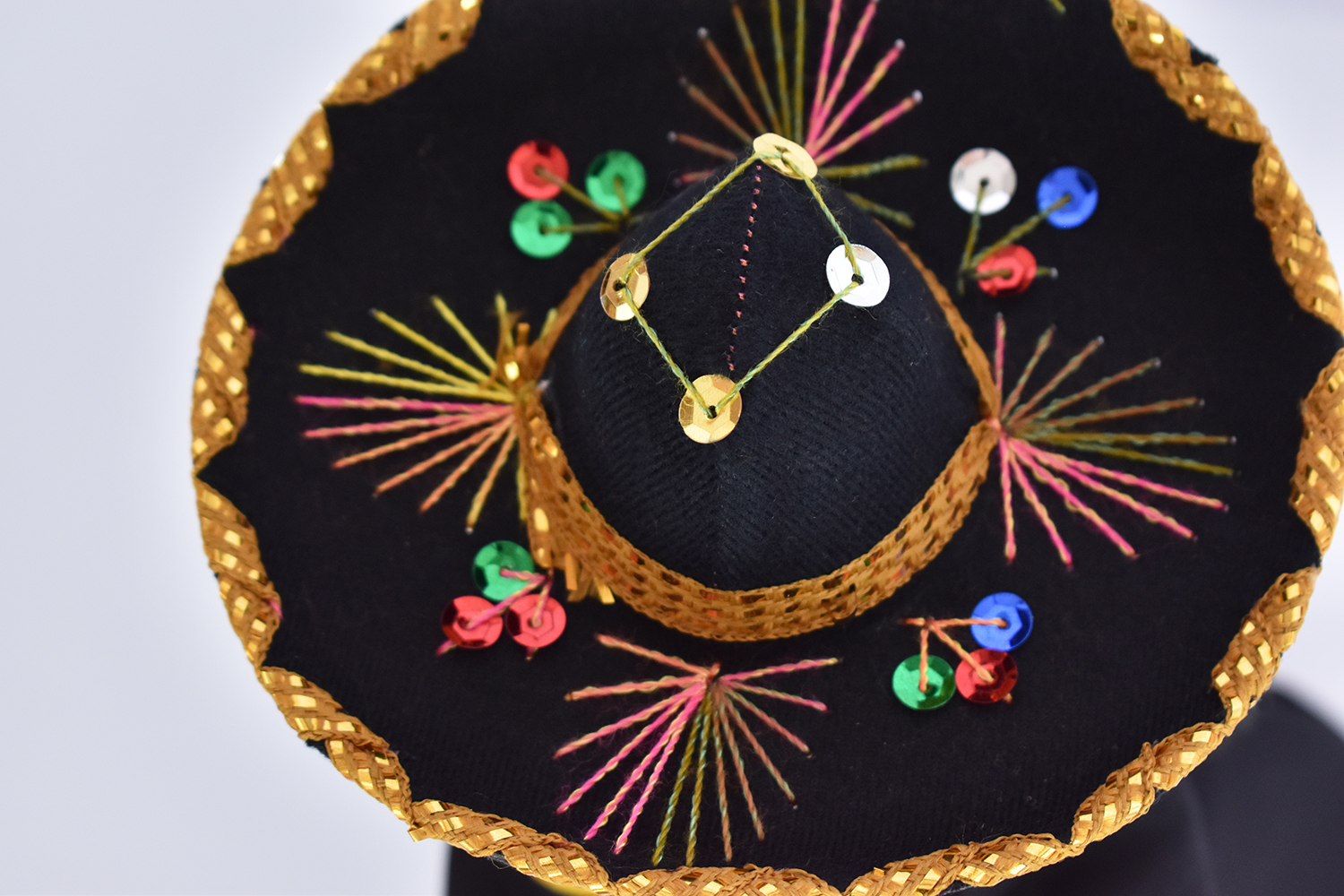 Eulalia Colecciones- Muñeca Mexicana Modelo Guanajuato. Muñecas Típicas Mexicanas, México en bonitas muñecas, pieza de colección de 37 cm. Color negro con encaje de colores claros, sombrero y sarape, accesorios varios colores.