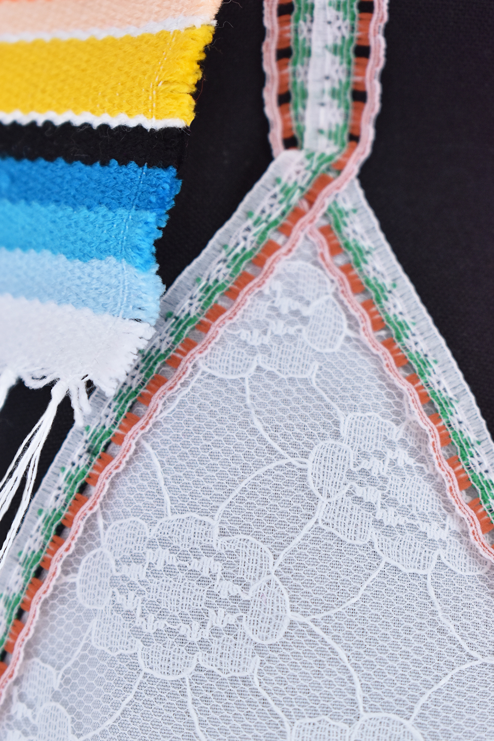 Eulalia Colecciones- Muñeca Mexicana Modelo Guanajuato. Muñecas Típicas Mexicanas, México en bonitas muñecas, pieza de colección de 37 cm. Color negro con encaje de colores claros, sombrero y sarape, accesorios varios colores.