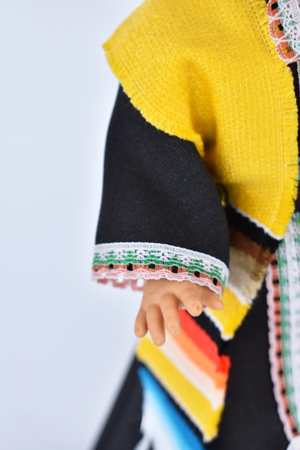 Eulalia Colecciones- Muñeca Mexicana Modelo Guanajuato. Muñecas Típicas Mexicanas, México en bonitas muñecas, pieza de colección de 37 cm. Color negro con encaje de colores claros, sombrero y sarape, accesorios varios colores.