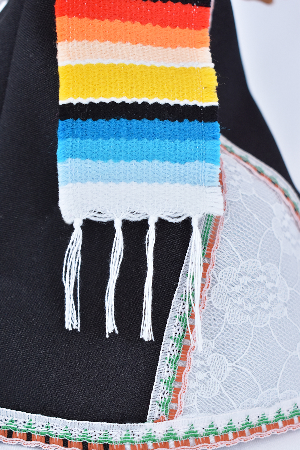 Eulalia Colecciones- Muñeca Mexicana Modelo Guanajuato. Muñecas Típicas Mexicanas, México en bonitas muñecas, pieza de colección de 37 cm. Color negro con encaje de colores claros, sombrero y sarape, accesorios varios colores.