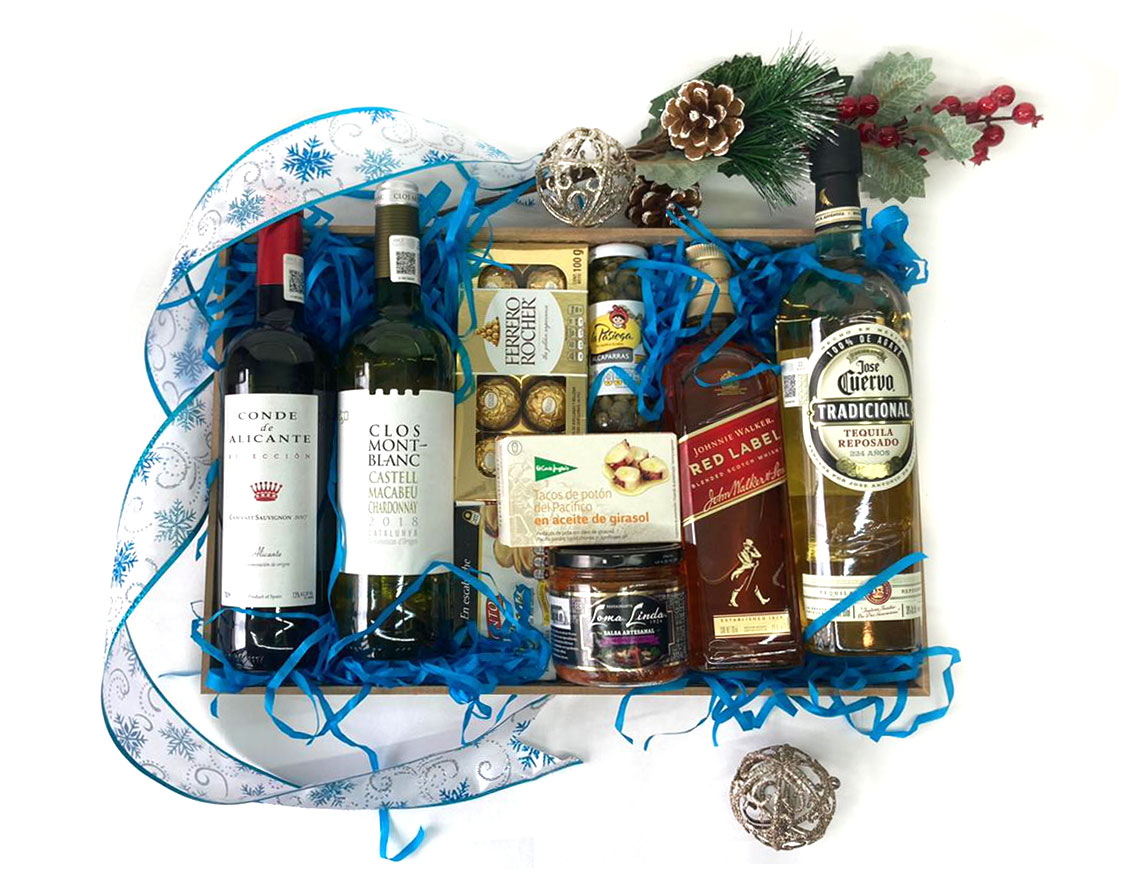 Regalos / Canasta con Tequila Cuervo Tradicional, Johnnie Walker Red Label y más.