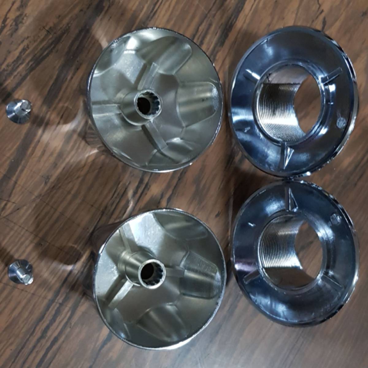 Juego De 2 Manerales Metálicos Y 2 Chapetones Para Regadera IML 