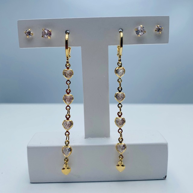 Aretes arracadita con corazones cristal transparente-Baño de oro 18K- aretes dorados, aretes largos.