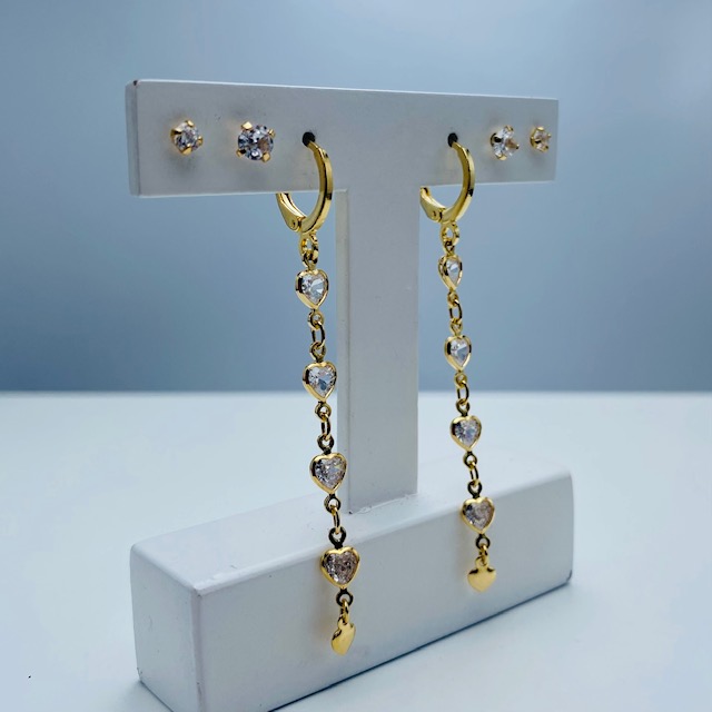 Aretes arracadita con corazones cristal transparente-Baño de oro 18K- aretes dorados, aretes largos.