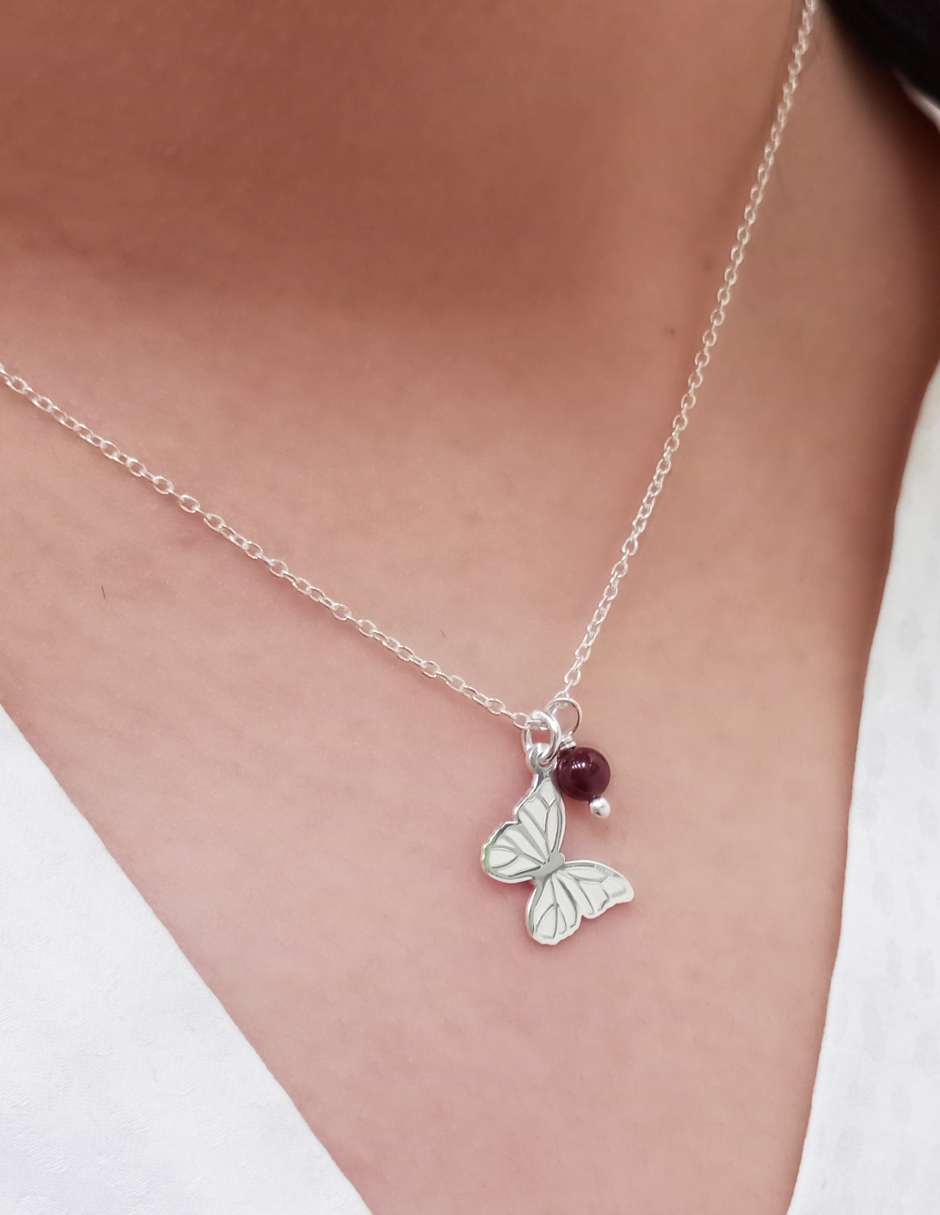 Dije de la Suerte con Mariposa de Plata y Granate con Cadena, Joyería para Mujer