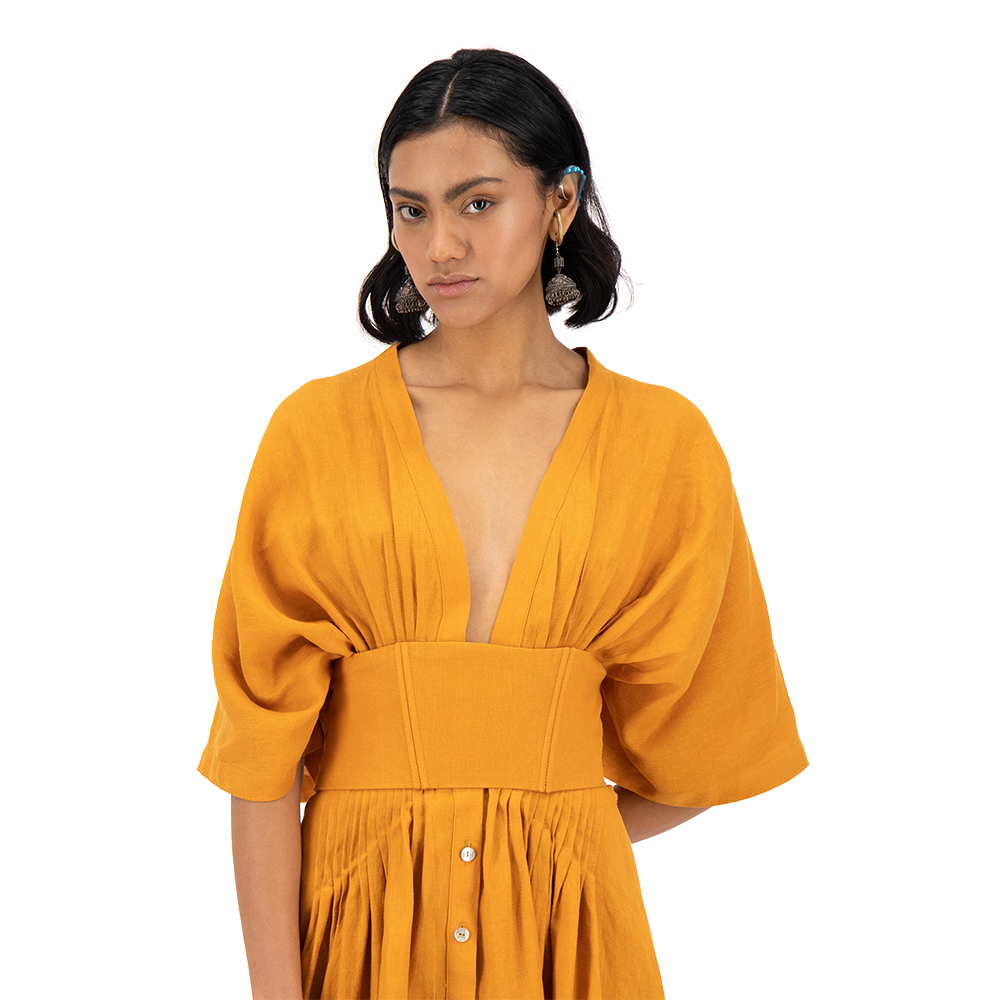 Vestido largo con corsette Merkabá x Dafne Canales mostaza lino