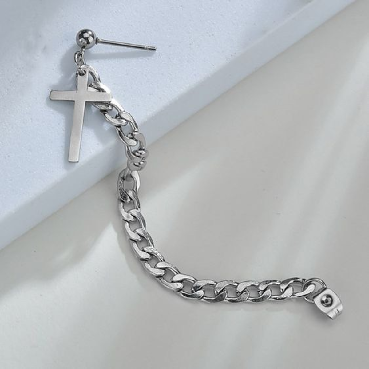 Piercing con Cadena y Dije de Cruz