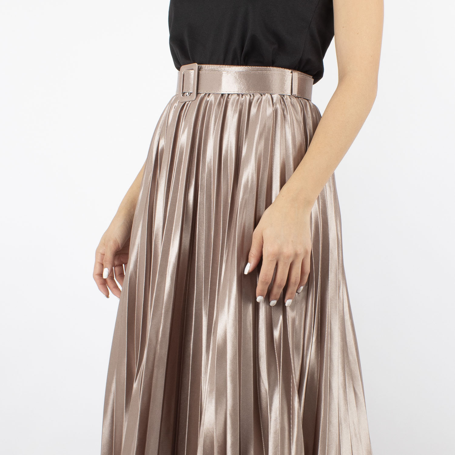 Maxi falda satinada plisada con cinto 