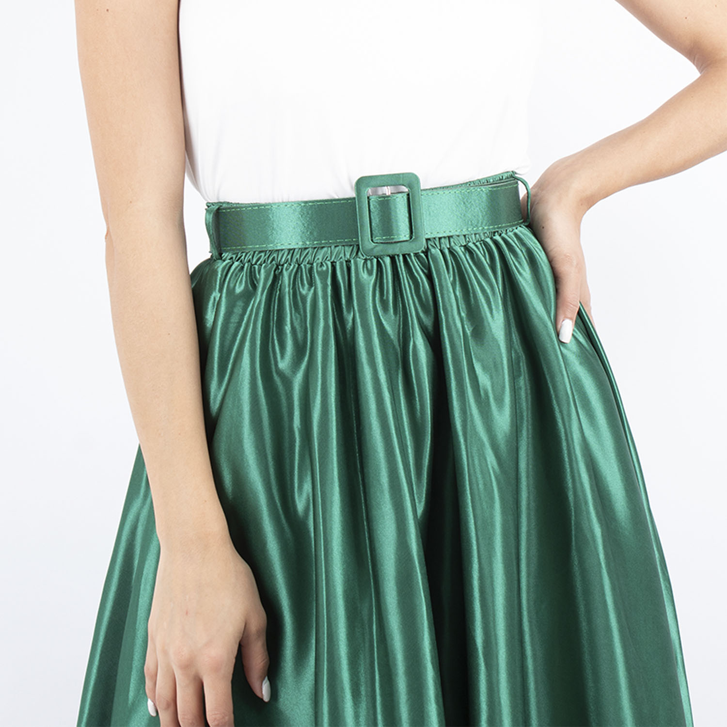 Maxi falda semicircular satinada con cinto