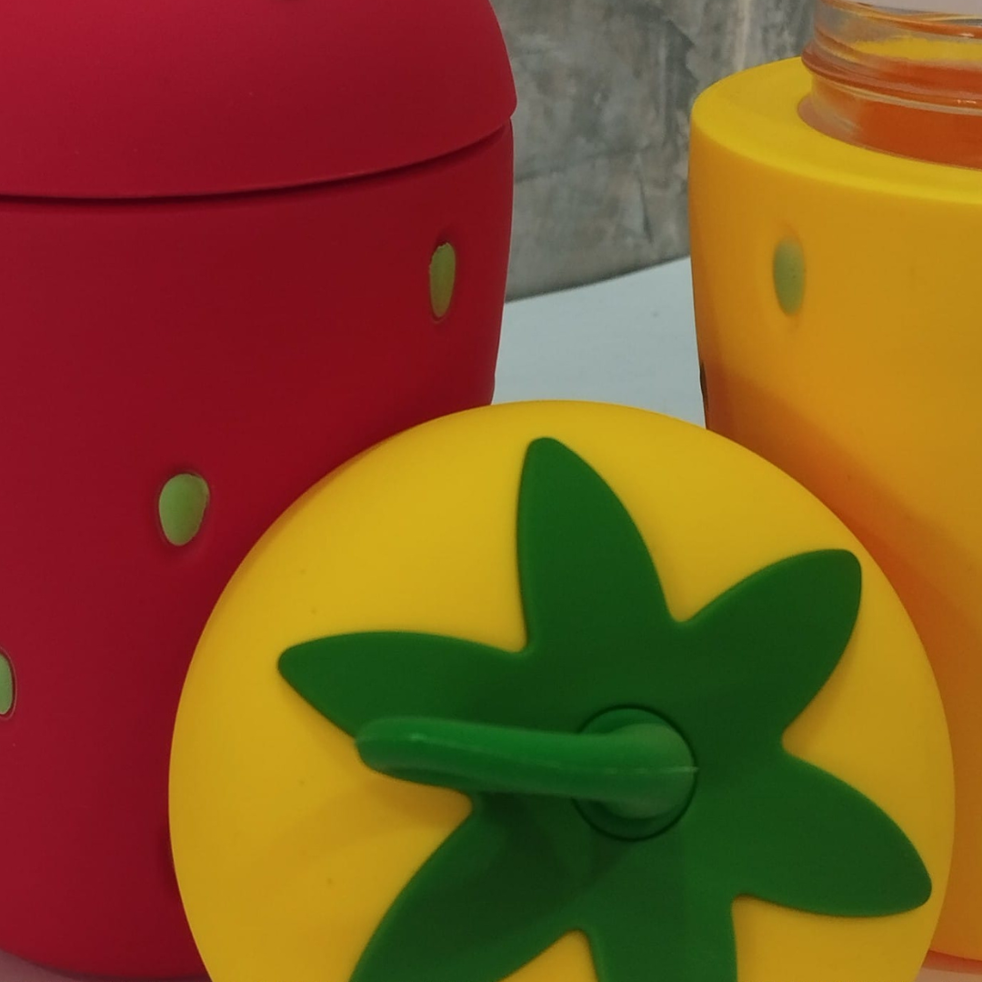 Excelente!! vaso de vidrio hermetico en forma de fresa color amarillo