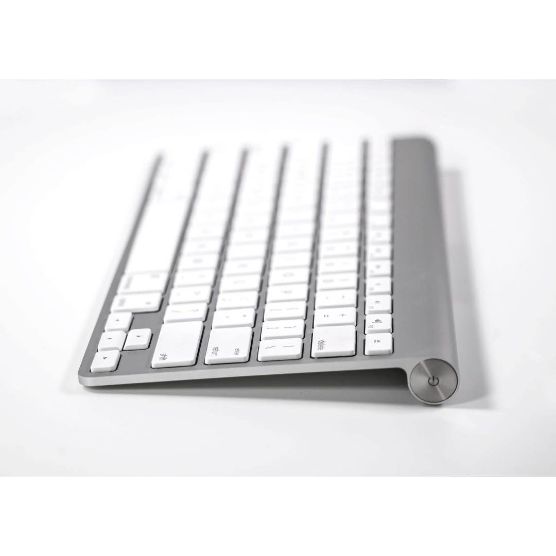 Apple Magic Keyboard (A1314) (Reacondicionado Grado A)