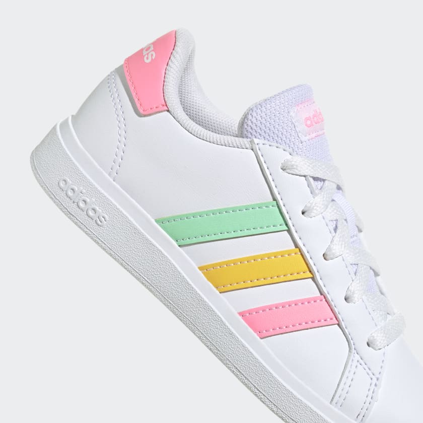 Adidas blancos 2025 con colores