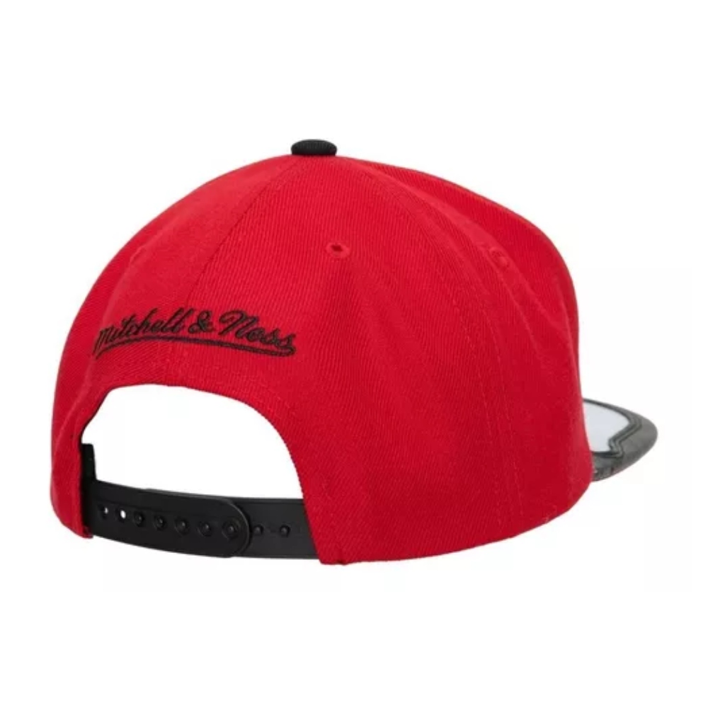 GORRA PLANA MITCHELL & NESS CHICAGO BULLS ROJA/NEGRA UNISEX CBUBKWH