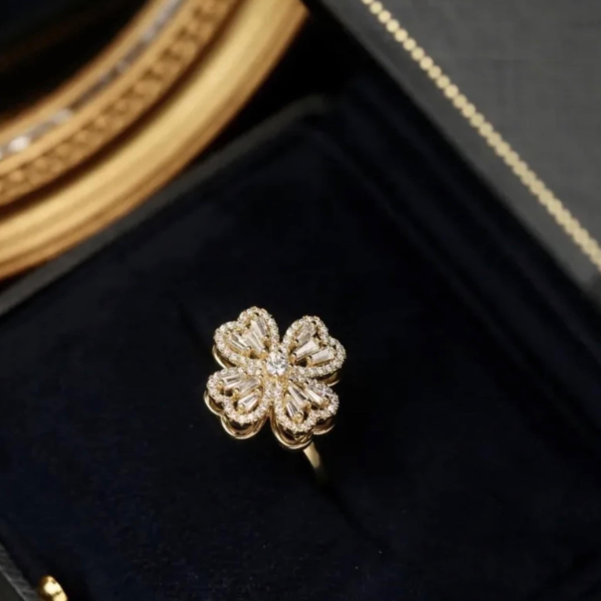 ANILLO GIRATORIO TREBOL ANTIESTRES DORADO