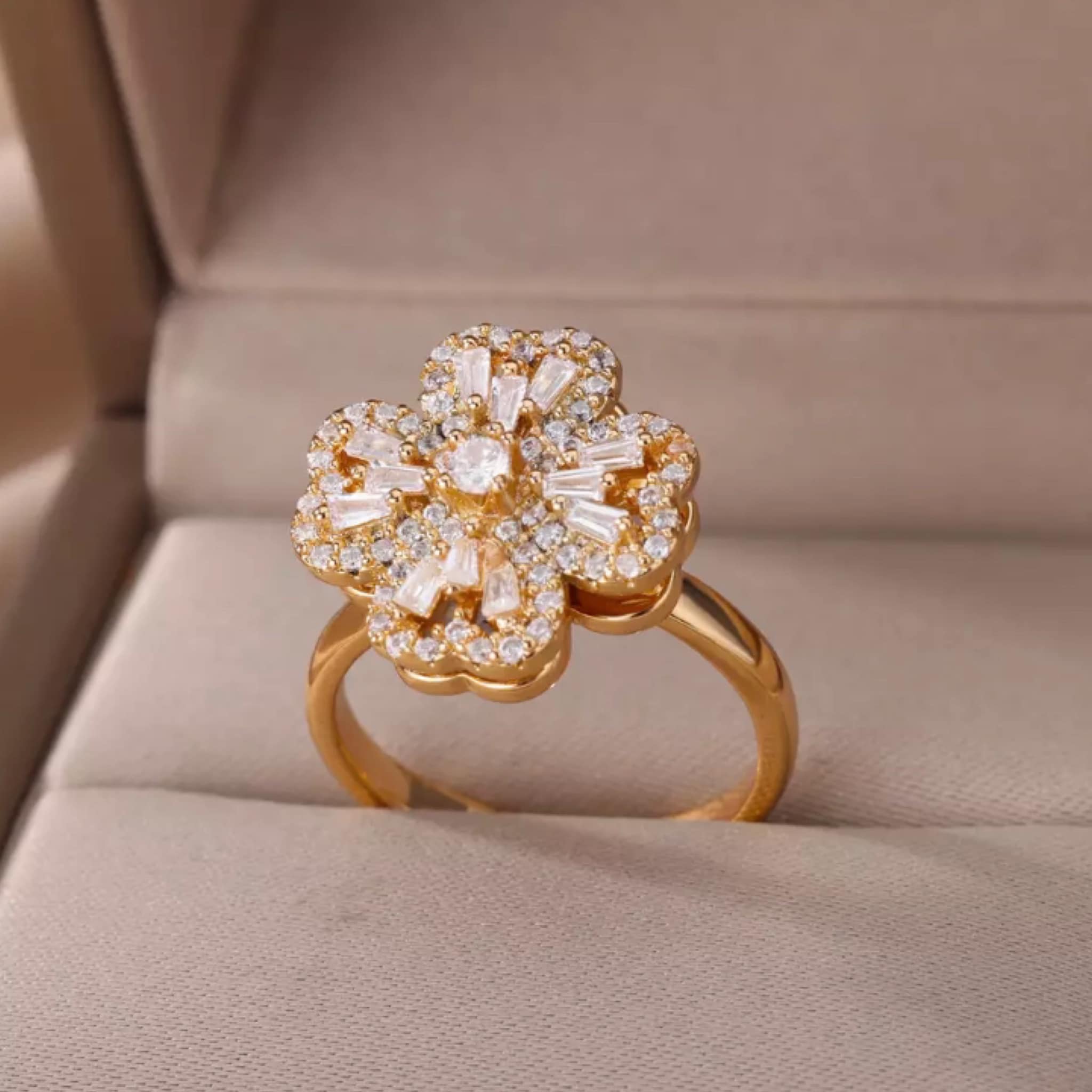 ANILLO GIRATORIO TREBOL ANTIESTRES DORADO