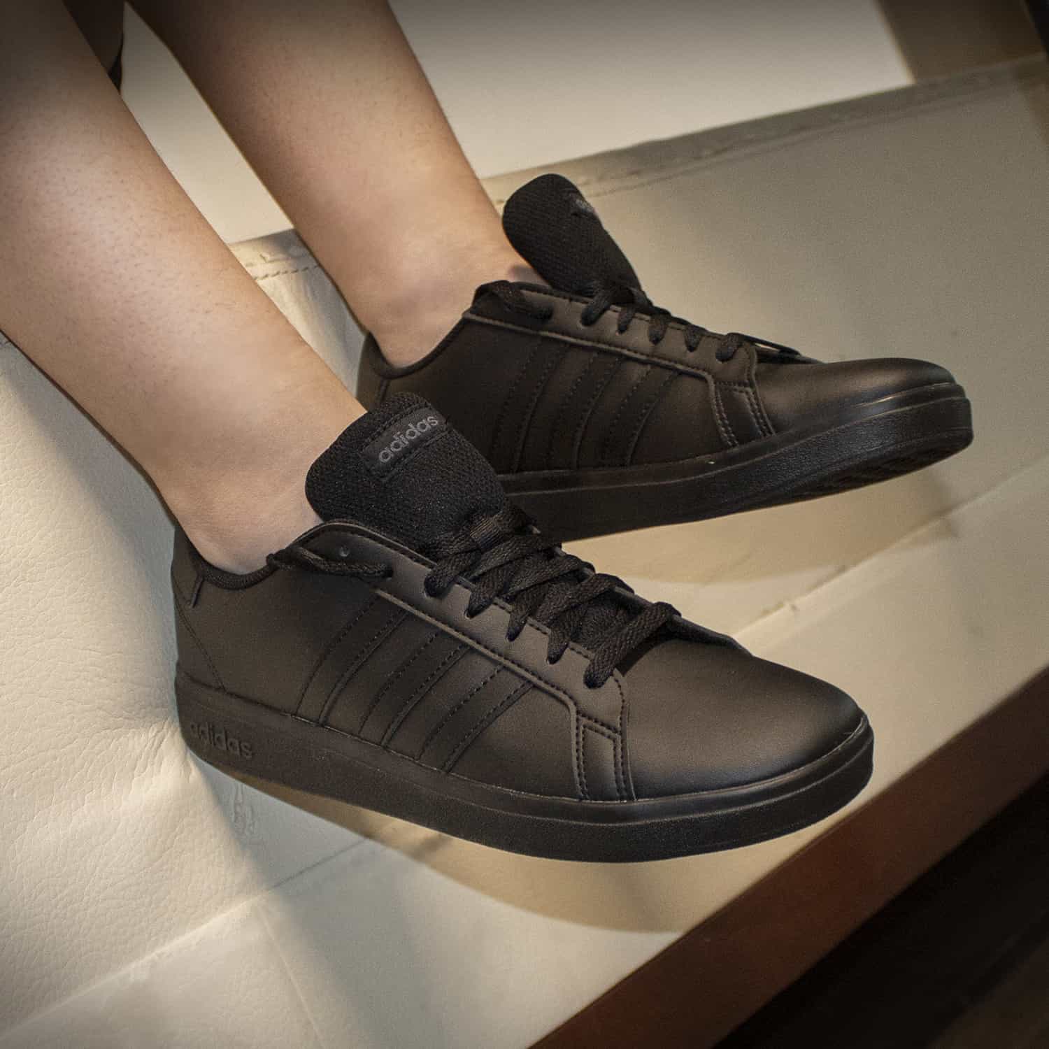 Adidas en negro para mujer hot sale